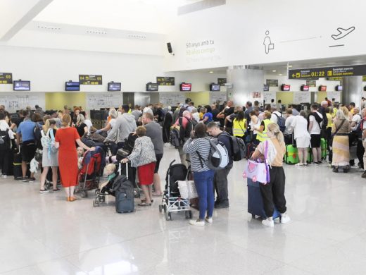 (Fotos) Cientos de turistas esperan en el aeropuerto para salir de Menorca