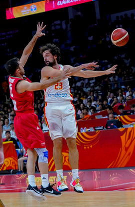 Llull asiste a un compañero (Foto: FIBA)