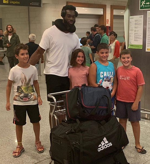 Okeke, rodeado de jóvenes aficionados a su llegada anoche a la Isla (Foto: Bàsquet Menorca)