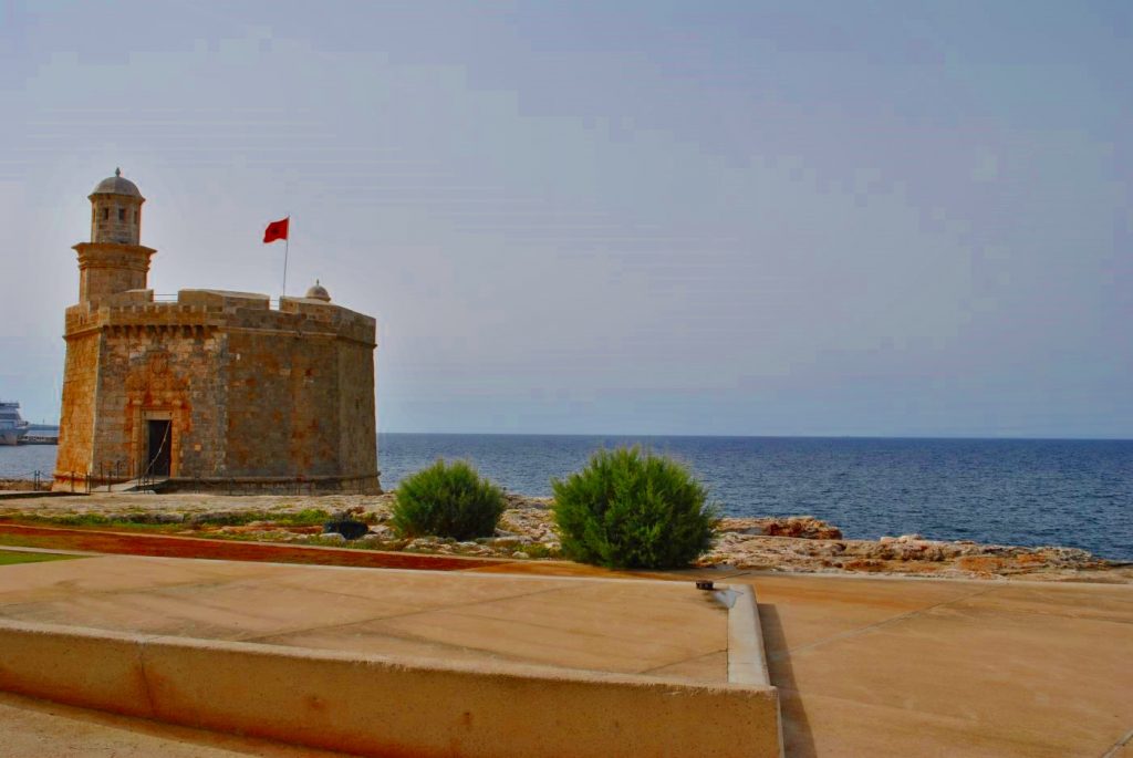 La torre de Sant Nicolau, en la bocana del puerto de Ciutadella