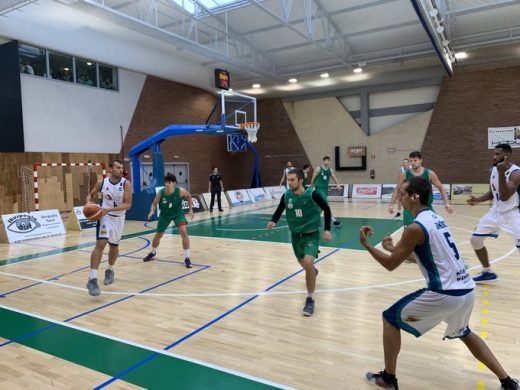 Biel Serra dibuja el pase a Pitu Jiménez (Fotos: Bàsquet Menorca)