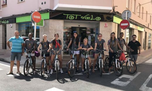 Las jugadoras del Avarca, en las bicicletas de uno de sus patrocinadores (Foto: Vòlei Ciutadella)