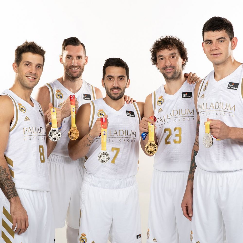 Llull, posando con el oro y el resto de finalistas (Foto: Real Madrid)