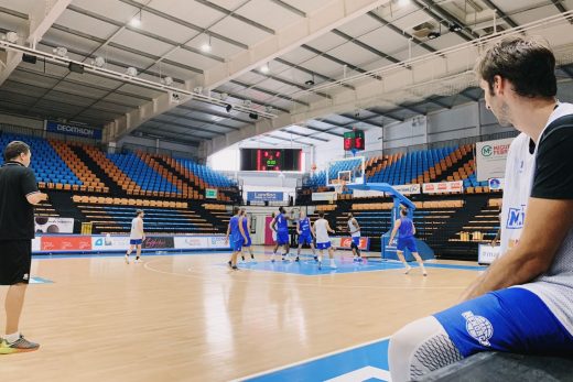 Corbacho y Pagès miran una acción del entrenamiento (Foto: Bàsquet Menorca)