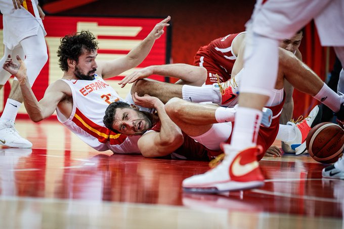 Sergio Llull lucha por recuperar la pelota (Foto: FIBA)