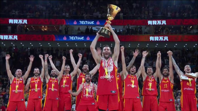 Los jugadores de la selección levantan el trofeo (Fotos: FIBA)