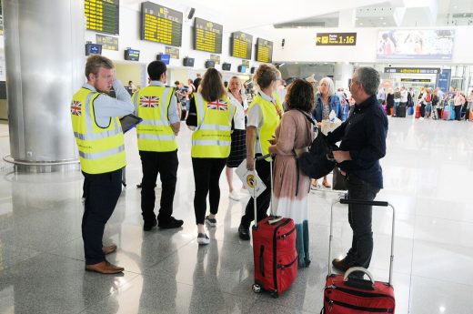 Personal del gobierno británico atendiendo a viajeros (Fotos: Tolo Mercadal)