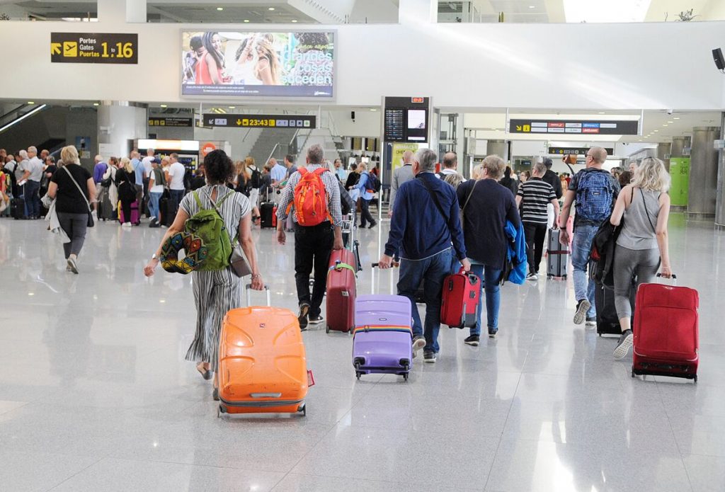 Turistas en el aeropuerto de Menorca (Foto: Tolo Mercadal)