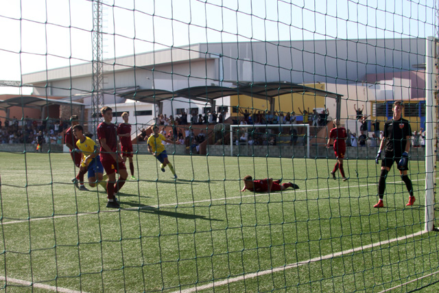 Explosión de alegría tras el 1-0 (Fotos: deportesmenorca.com)