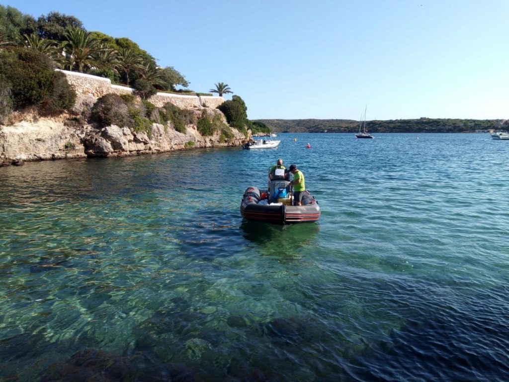 Toma de muestras en el agua (Foto: Ajuntament d'Es Castell)