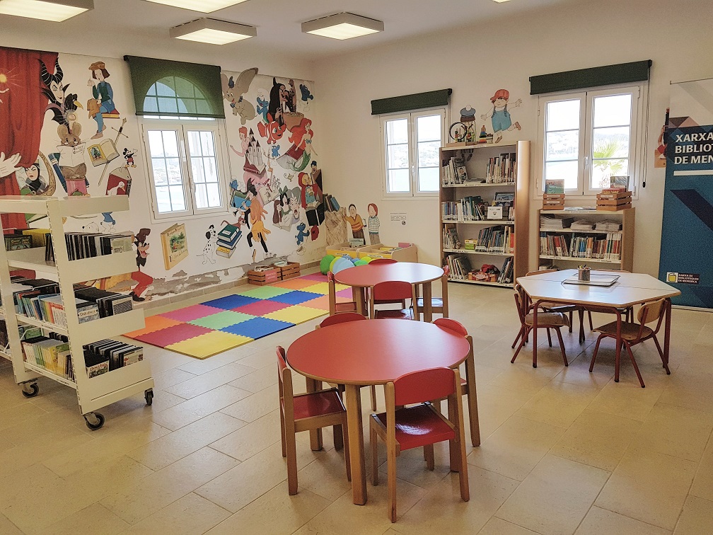 Interior de la biblioteca.