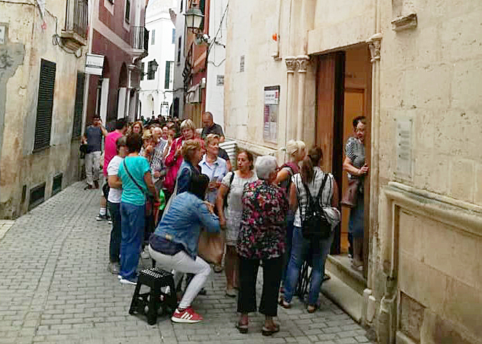 Imagen de las colas generadas por la venta de entradas (Facebook de Teatre de Butxaca).