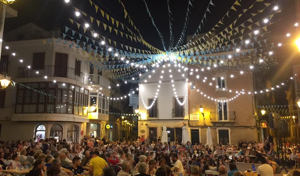 Lleno absoluto en la plaza para seguir las actuaciones (Fotos: Ajuntament d'Alaior)