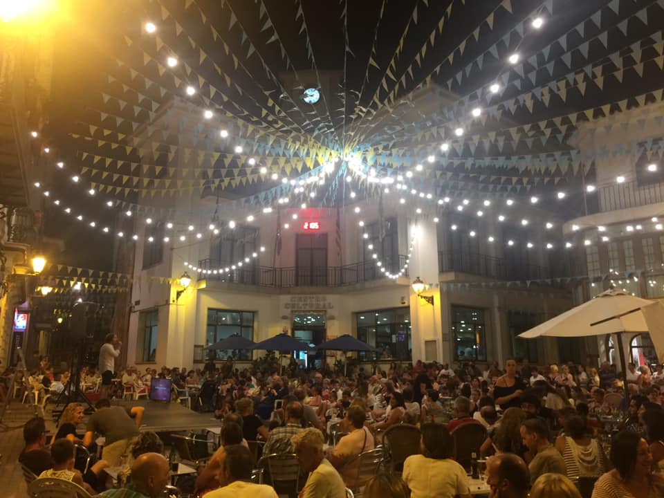 El Karaoke de Alaior ha reunido multitud de personas en la plaza