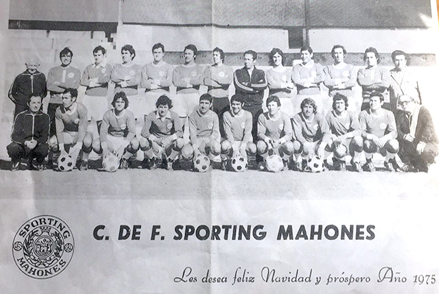 Imagen de la formación del primer equipo del Sporting Mahonés de 1975 (Foto: deportesmenorca.com)