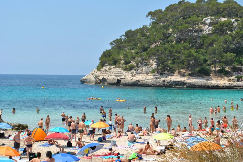 Turistas en Cala Mitjana