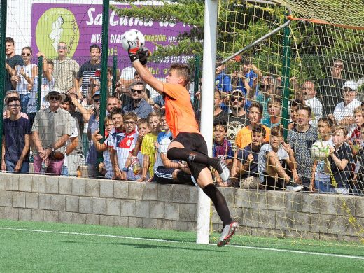 (Vídeo y galería de fotos) Lleno histórico y triunfo del Barça en Es Castell