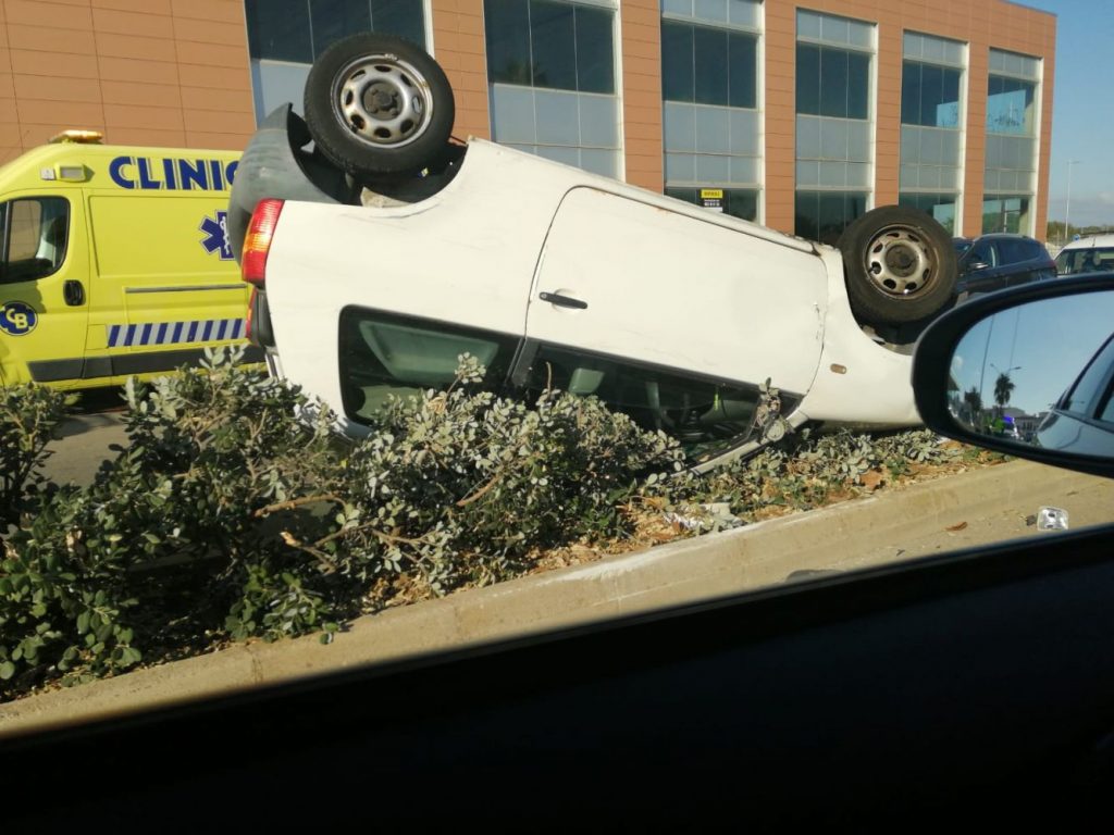 Al parecer la conductora ha querido evitar un accidente y ha volcado en la vía