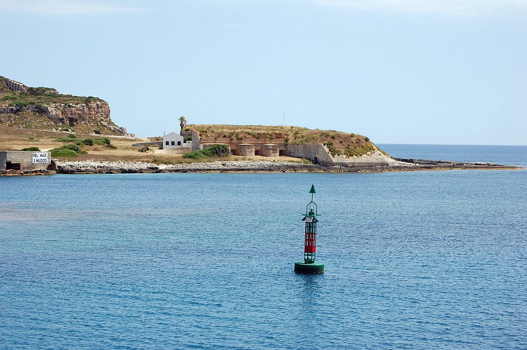 Estación de Investigación Jaume Ferrer en la bocana del puerto de Maó