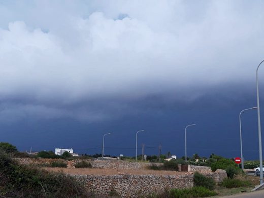 (Fotos y vídeo) Diluvia en Ciutadella