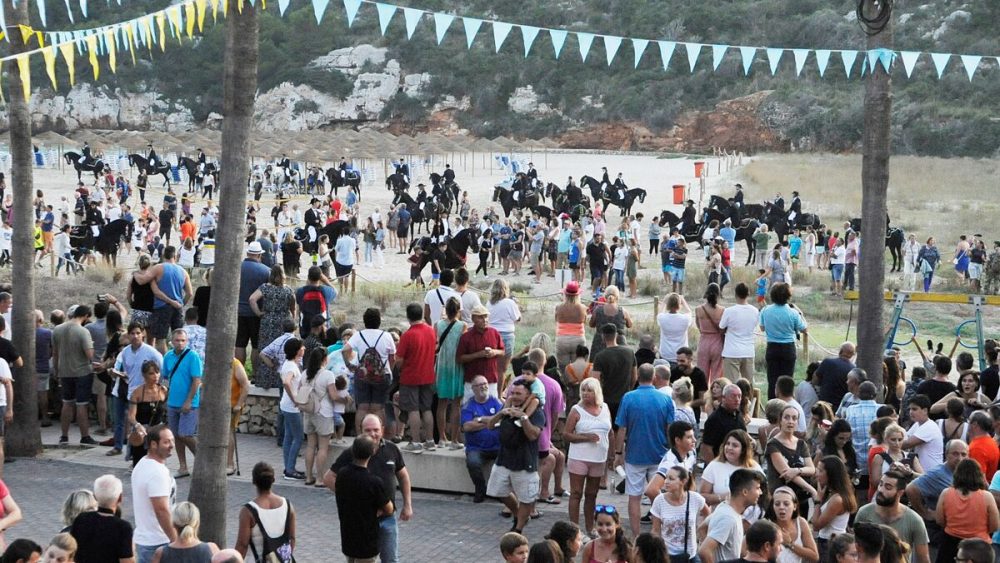 Imagen de los caballos, entre una multitud y sobre la arena (Fotos: Tolo Mercadal)