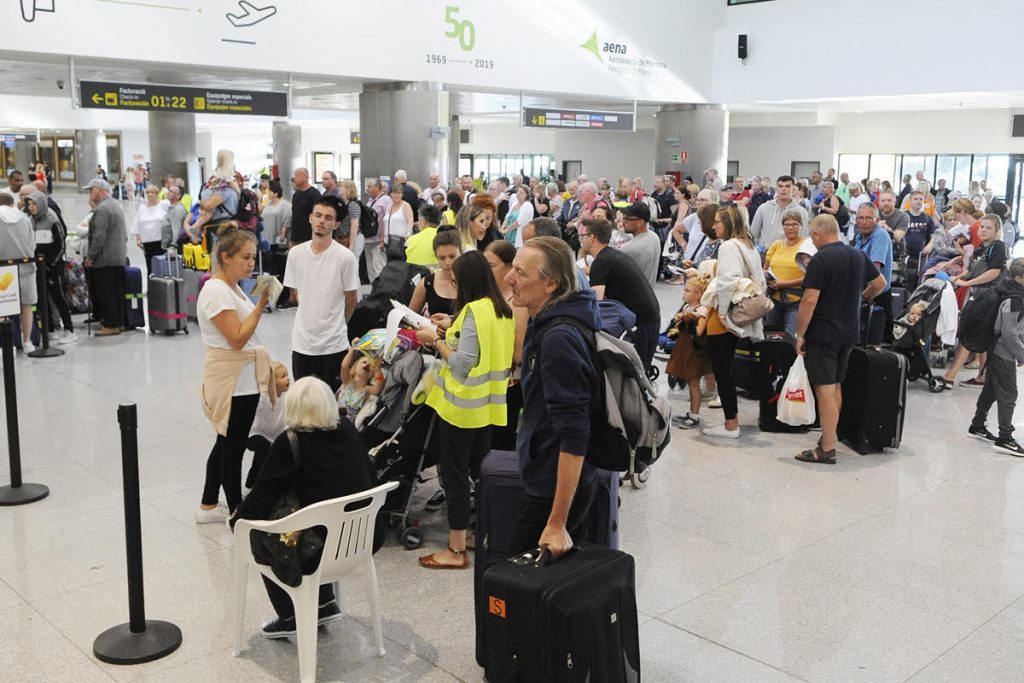 Turistas en el Aeropuerto de Menorca (Foto: Tolo Mercadal)