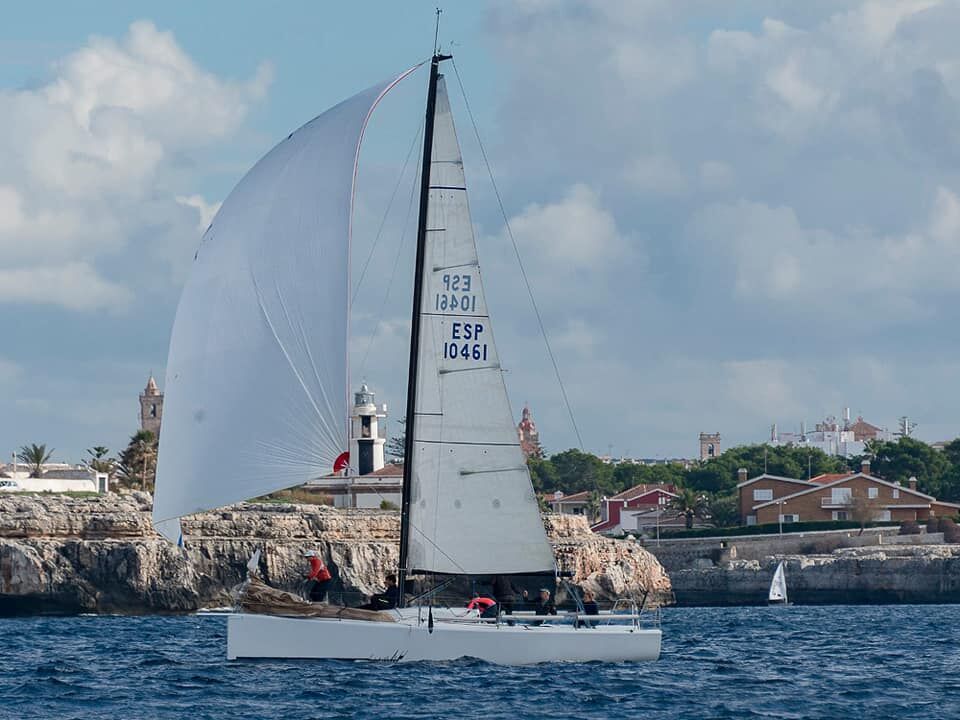 Imagen del S'avi Miki en plena regata (Foto: CN Ciutadella)