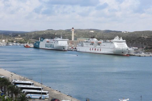 Imagen de archivo de barcos en el puerto de Maó.