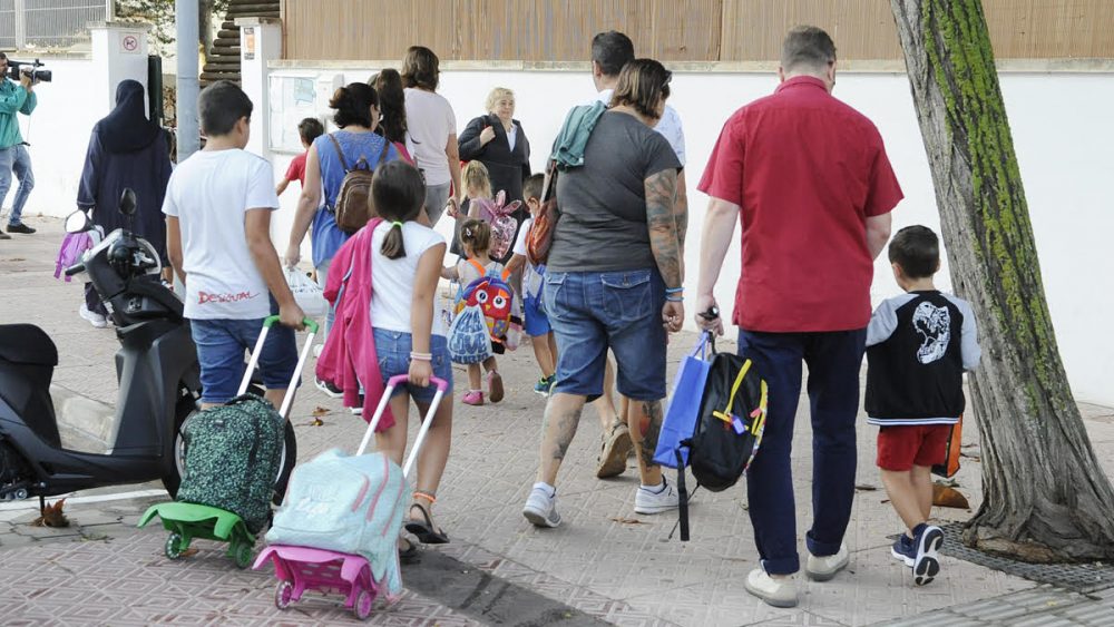 La escuela Mare de Déu de Gràcia abría sus puertas esta mañana en Maó (Fotos: Tolo Mercadal)