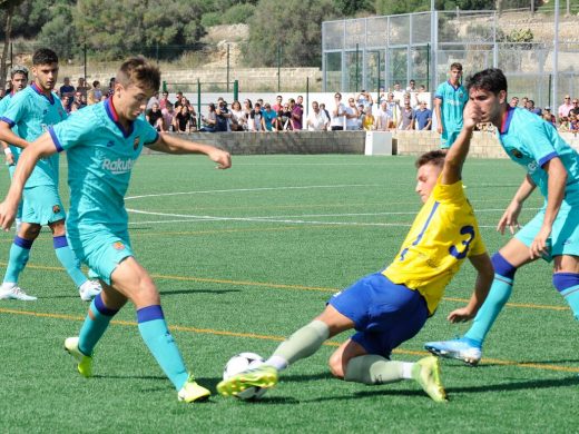 (Vídeo y galería de fotos) Lleno histórico y triunfo del Barça en Es Castell