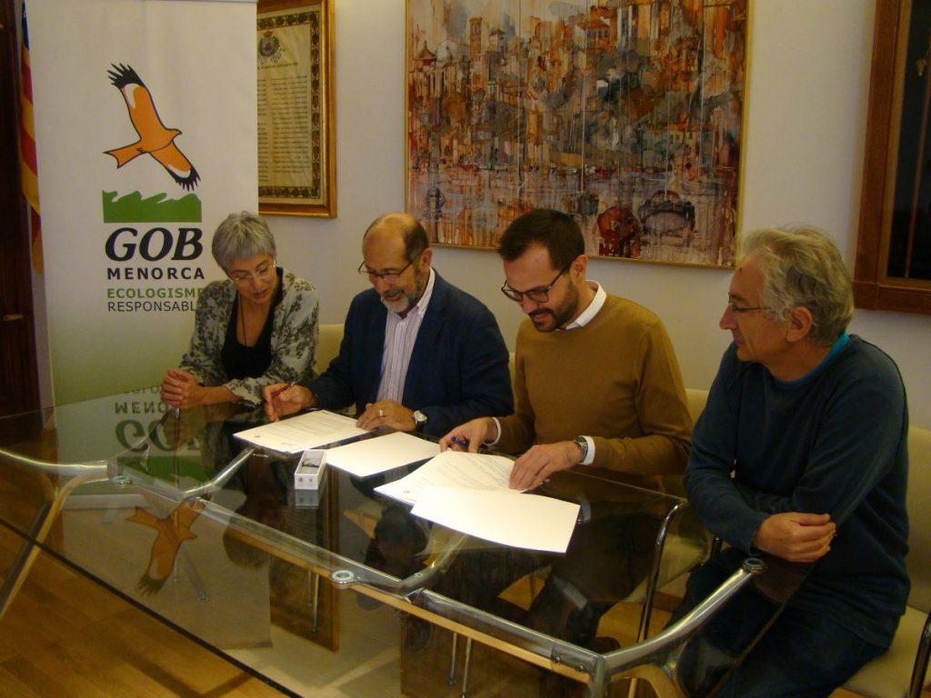 Imagen de la firma del convenio en el Ayuntamiento de Maó