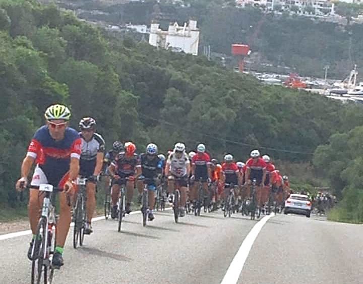 Los ciclistas, en ruta (Fotos: Volta a Menorca)