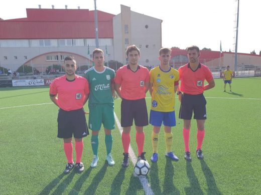 Trío arbitral con los capitanes (Foto: Atlético Villacarlos)