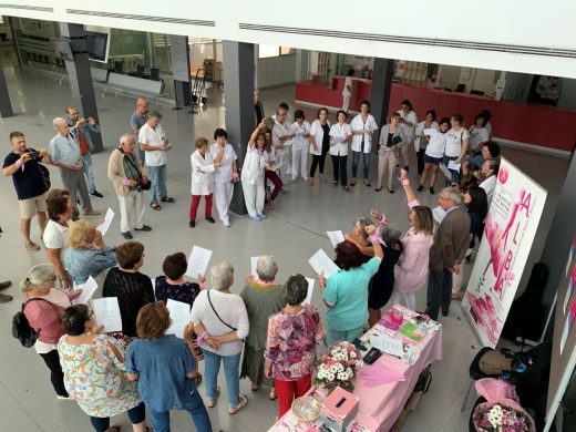 ALBA ha repartido lazos rosas entre los profesionales y usuarios del centro hospitalario