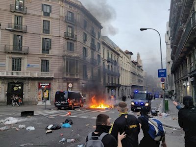 La Policía Nacional ha cargado en Vía Laietana contra grupos de manifestantes que quemaban contenedores (Foto: Mallorcadiario)