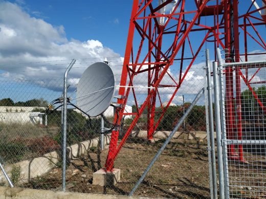 El emisor se ha instalado en un terreno municipal de Cala en Bosc (Foto: Ayuntamiento de Ciutadella)