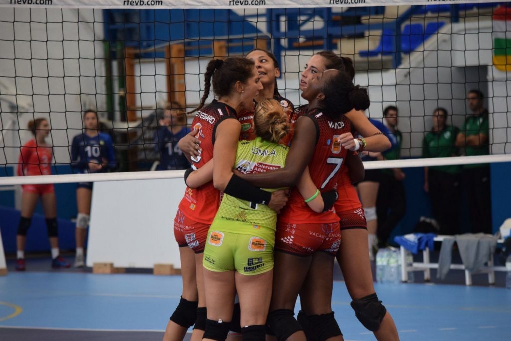 Celebración de un punto durante la pretemporada (Foto: Vòlei Ciutadella)