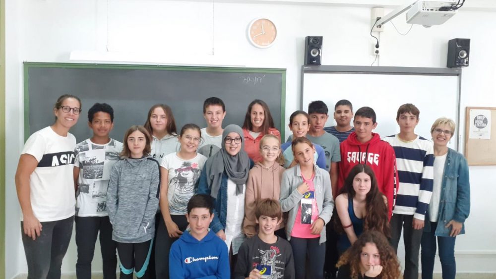 Gemma Triay, junto a los alumnos del centro (Fotos: Consell Insular)