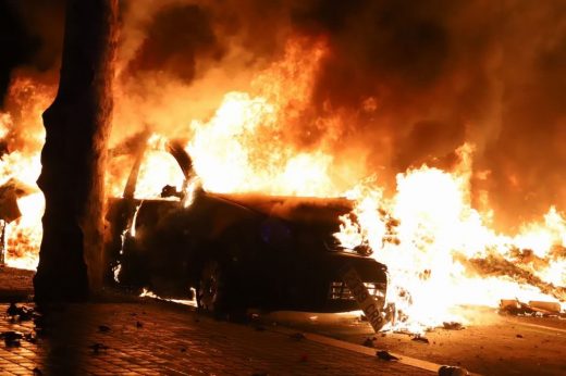 Un coche en llamas en las calles de Barcelona.