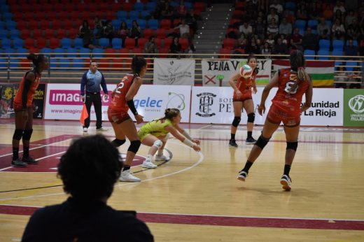 Recepción de Gomila durante el partido (Foto: Voleibol Logroño)