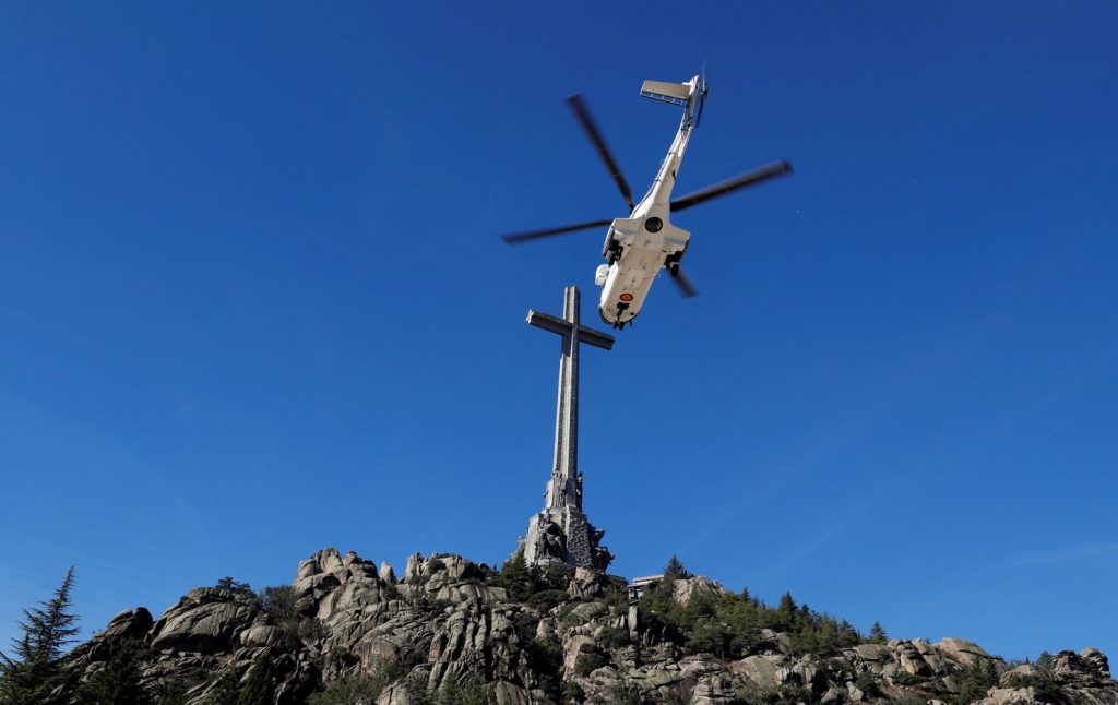 El helicóptero, trasladando el féretro (Fotos: RTVE)