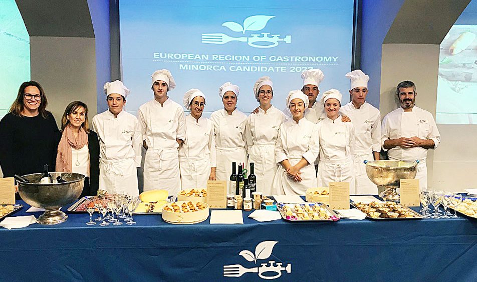 Susana Mora, junto a profesores y alumnos del IES Maria Àngels Cardona (Fotos: Foment del Turisme)