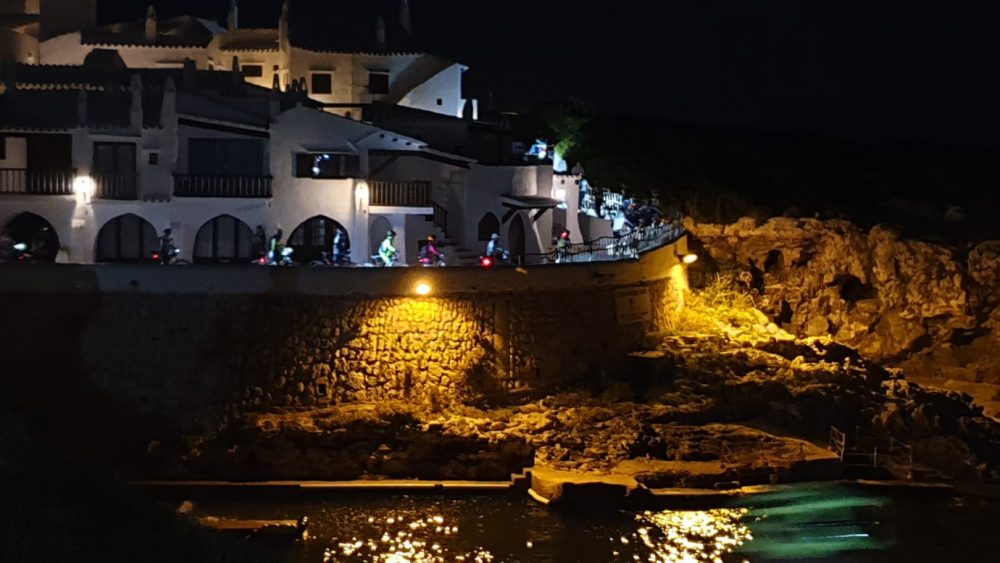 Los ciclistas, a su paso por Binibeca (Fotos: Volta a Menorca)