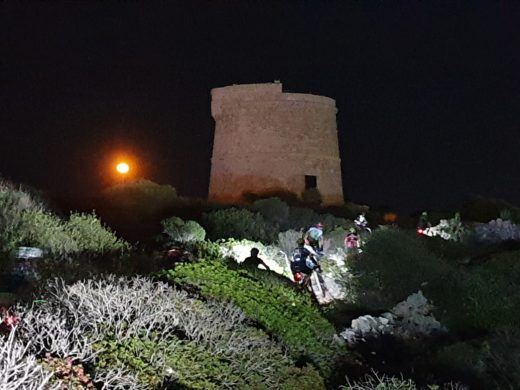 (Galería de fotos) La Volta a Menorca en BTT enciende las luces