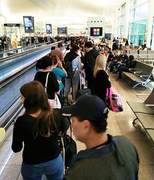 Menorquines en El Prat a la espera de ser recolocados (Foto: Xavier Martín)