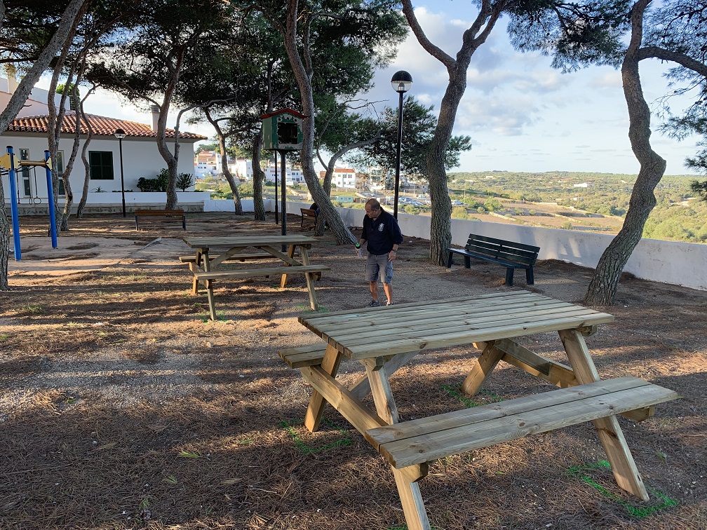 Imagen de las nuevas mesas (Foto: Ajuntament d'Alaior)