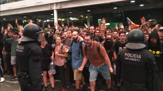 Protesta en la T-1 del Aeropuerto de Barcelona tras conocerse la sentencia. FOTO.- X.B.