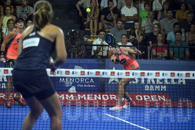 Gemma Triay golpea la bola durante la semifinal (Fotos: deportesmenorca.com)