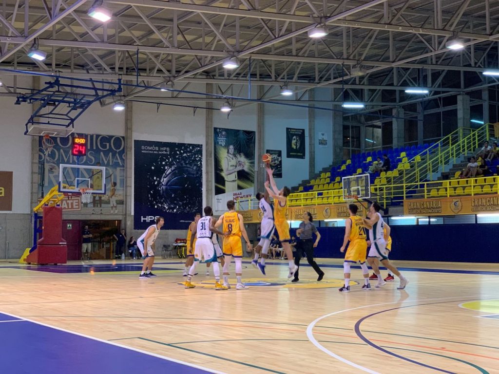 Salto inicial del partido disputado en Gran Canaria - Foto: Hestia Menorca