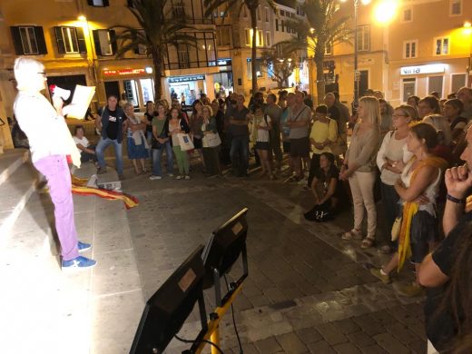 Un centenar de personas se concentran por Catalunya en Maó